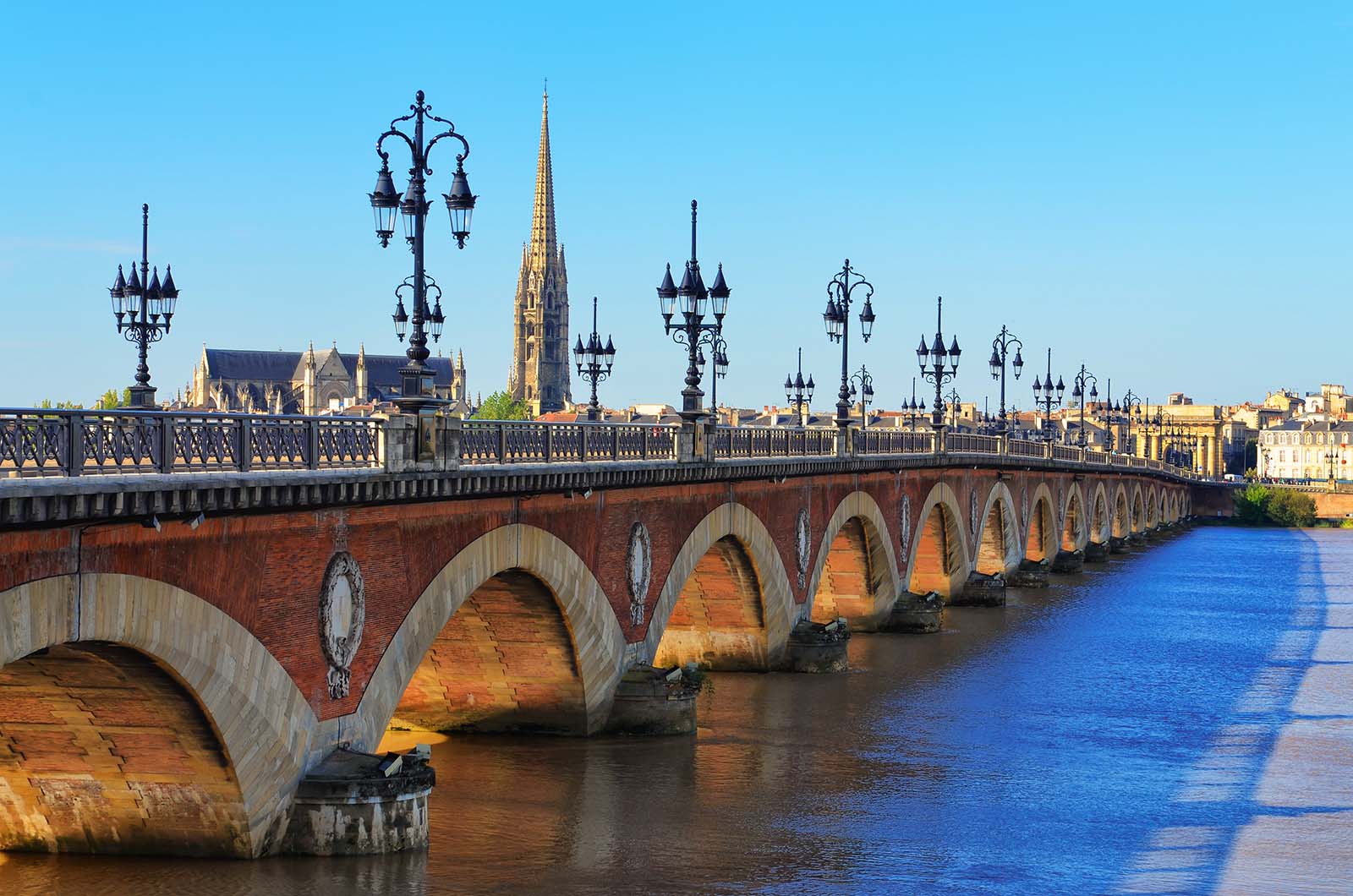 Bordeaux flodbro med katedralen St Michel.