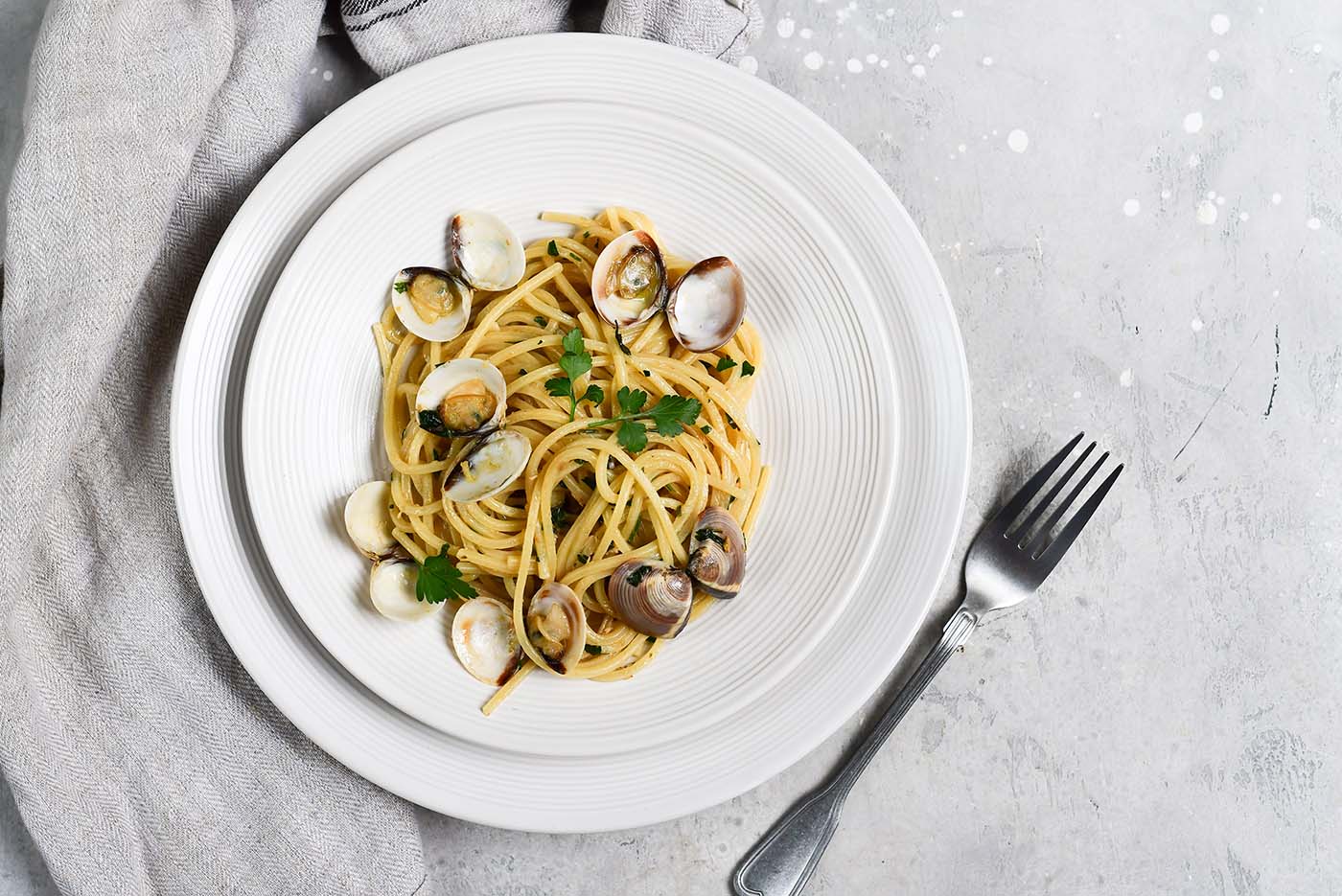 Spaghetti alle vangole - traditional Italian food