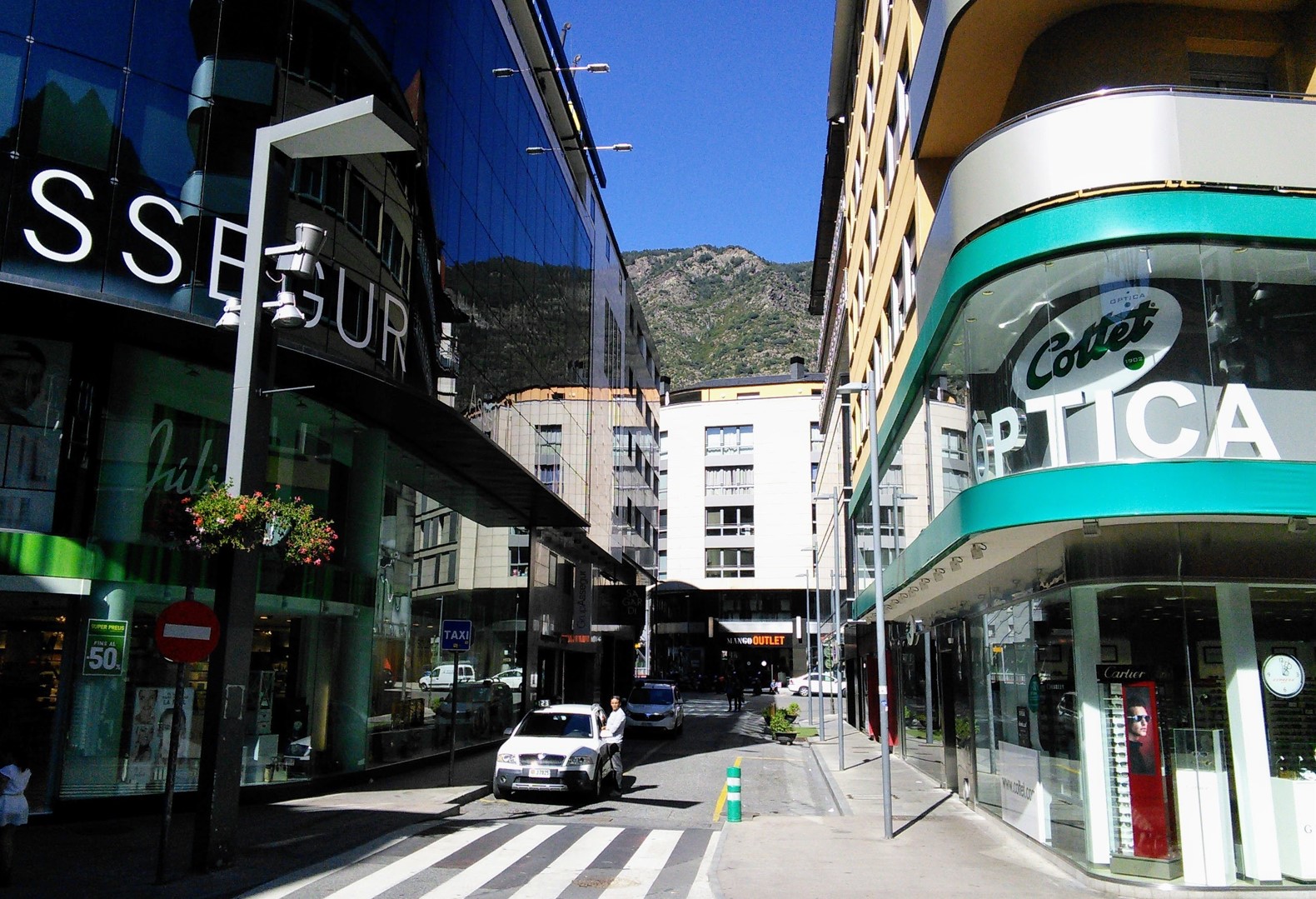 Eine zentrale Straße in Andorra La Vella, Andorra