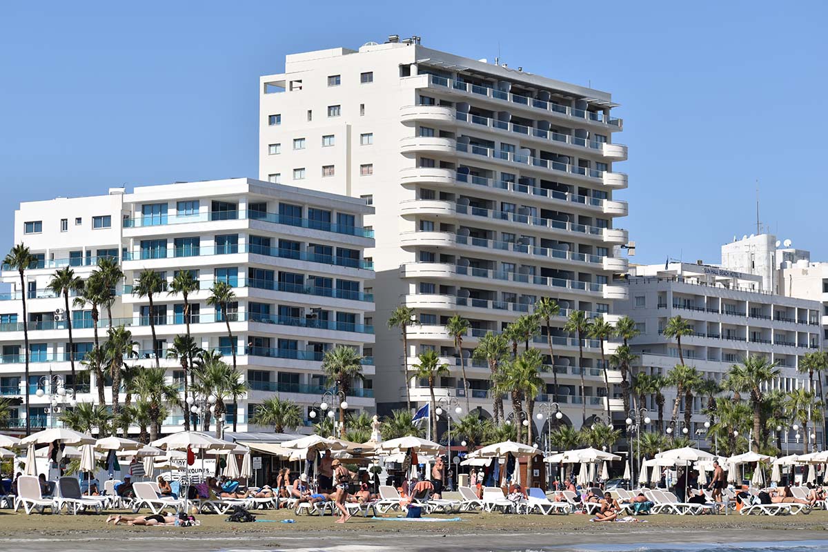 Strandhotels in Larnaka, Zypern. Bild: PixMeta Studio