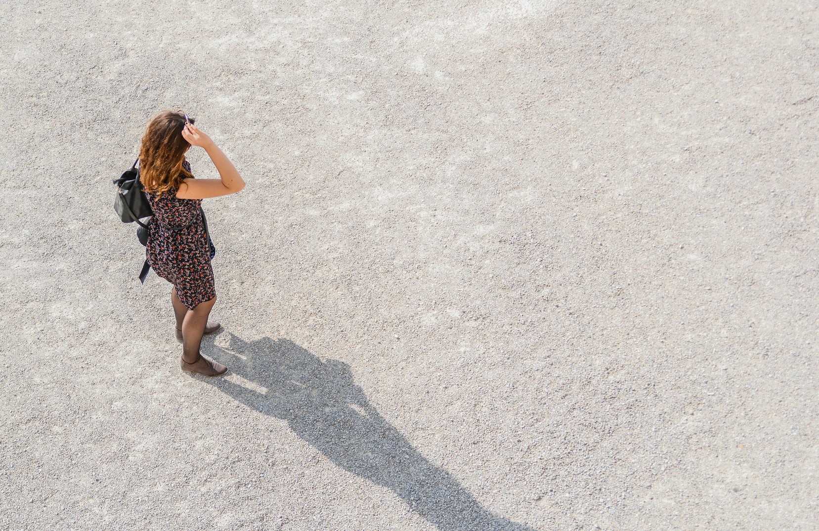 Une jeune femme touriste dans les rues de Vienne. 