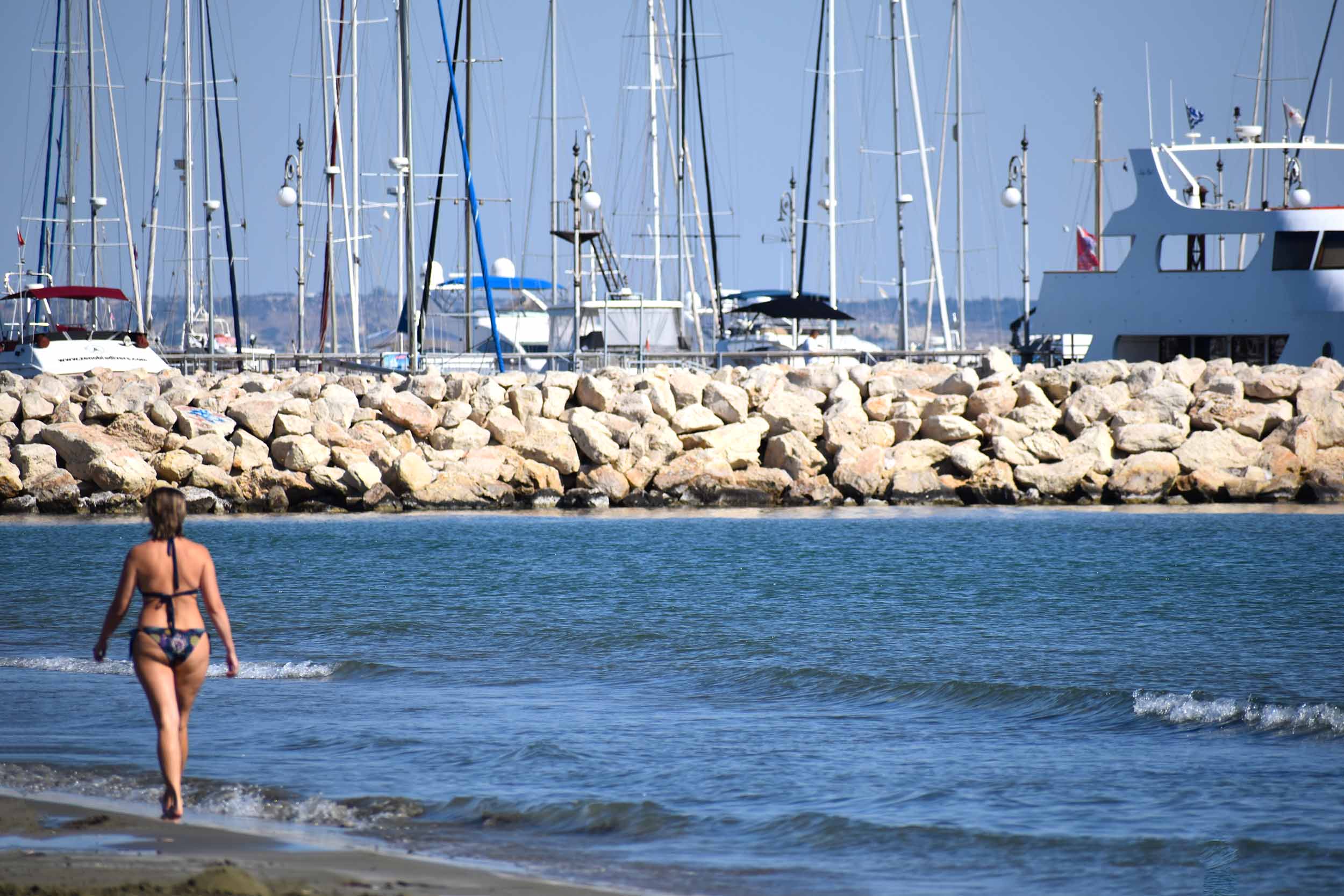 Finikoudes Strand und der Hafen von Larnaca