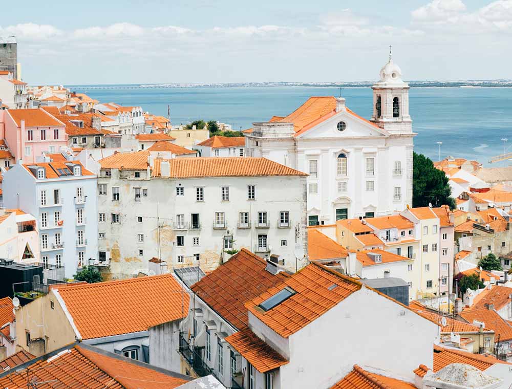 Os telhados cor-de-laranja de Lisboa, Portugal. 