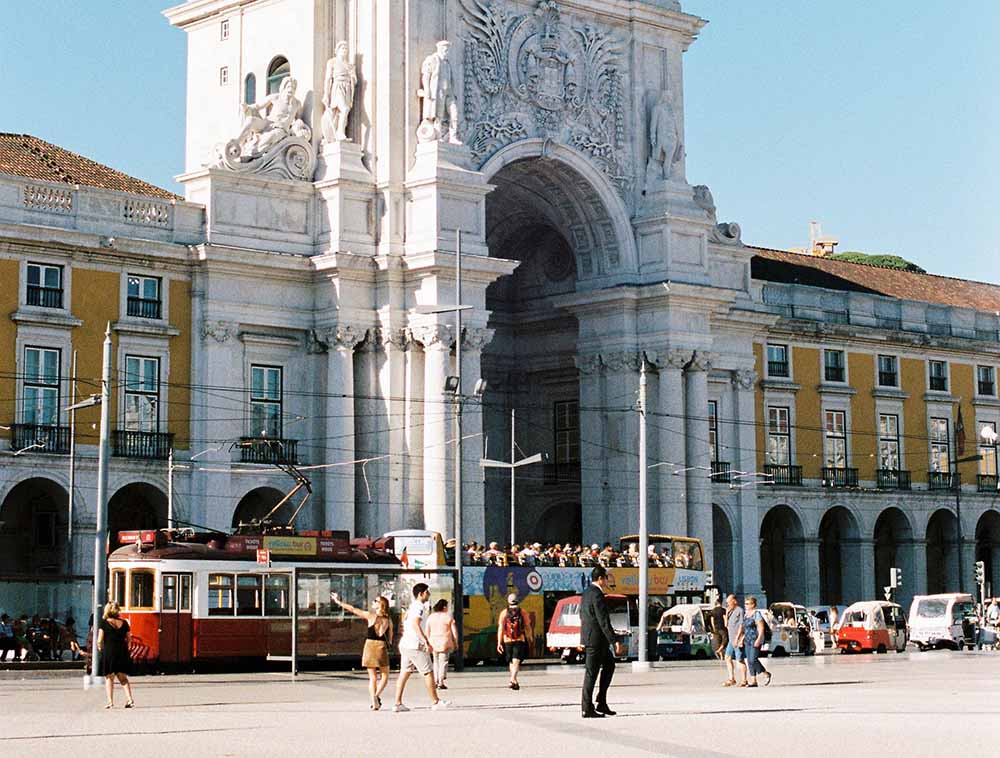 Praça do Comércio, una dintre piețele principale din Lisabona