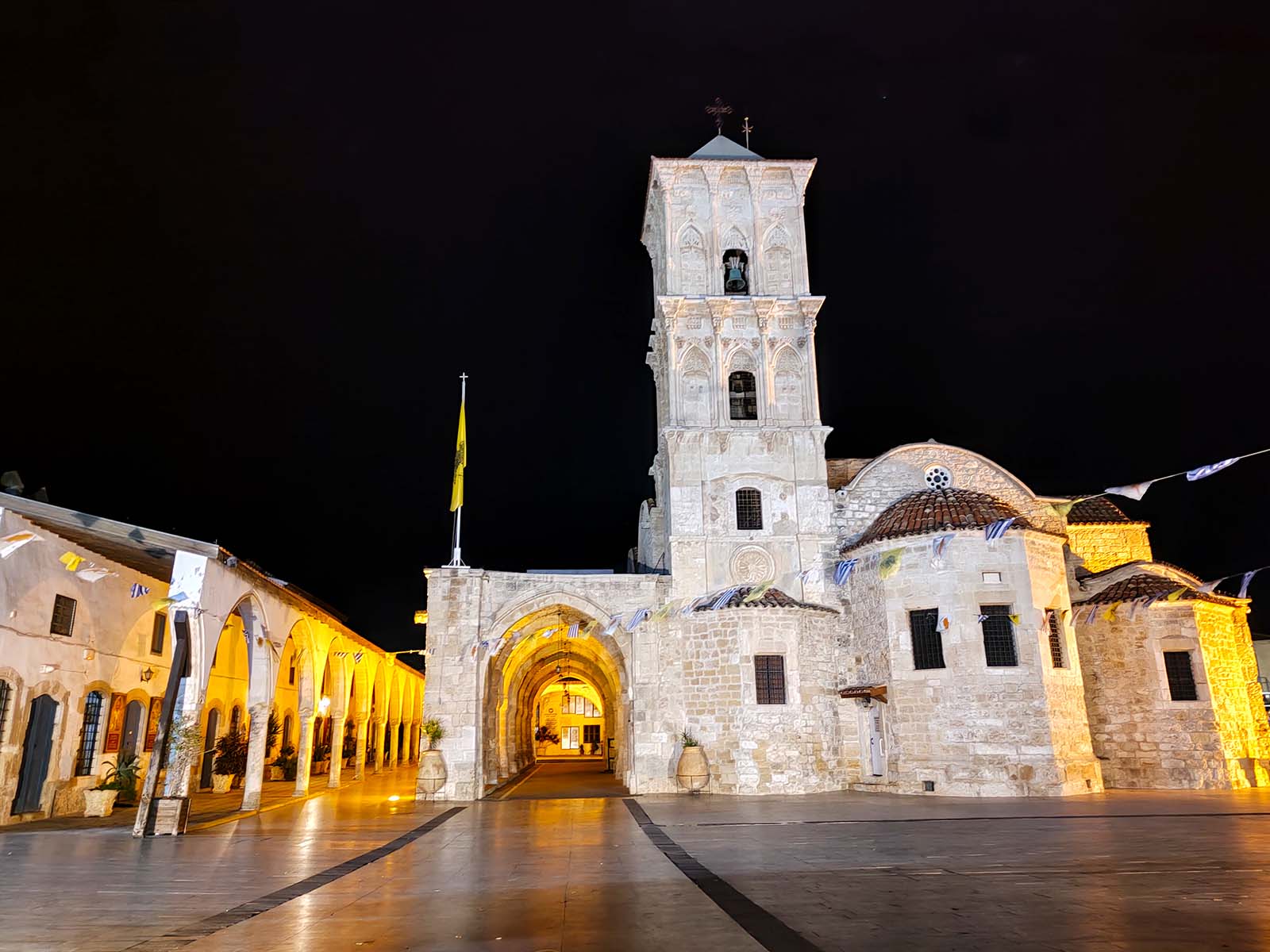 Die berühmte Kirche des Heiligen Lazarus in Larnaca bei Nacht.