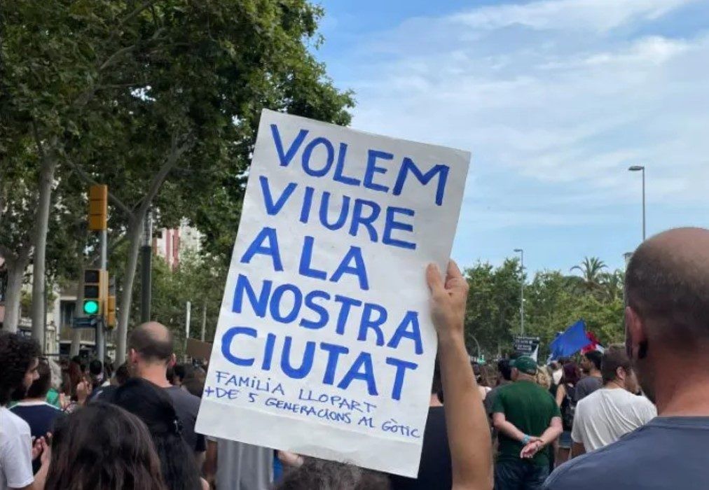 Protester holding up a poster saying: "We want to live in our city". Photo: Sindicat de Llogateres i Llogate