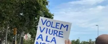 Protester holding up a poster saying: "We want to live in our city". Photo: Sindicat de Llogateres i Llogate