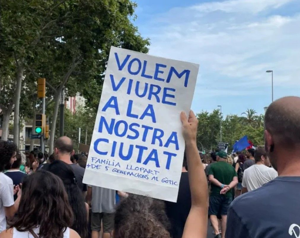 Protester holding up a poster saying: "We want to live in our city". Photo: Sindicat de Llogateres i Llogate